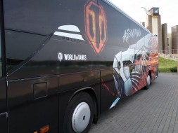 Сборная Беларуси по футболу оформила автобус в стиле World of Tanks